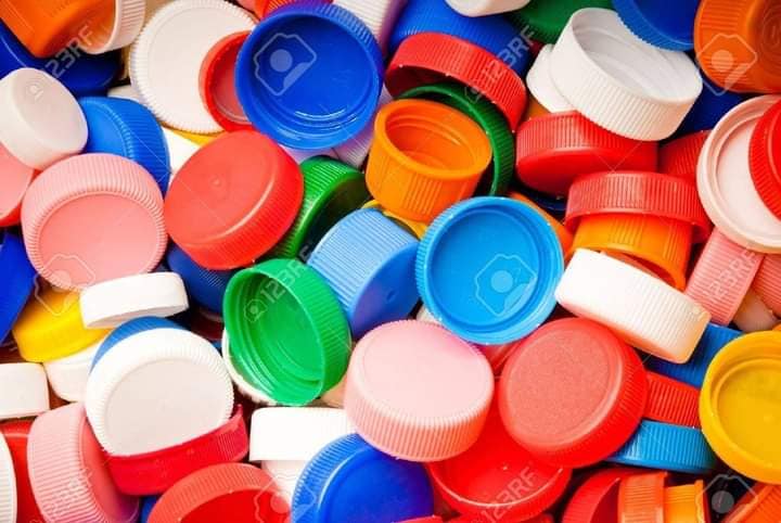 Пластиковые крышки (разных цветов) от пластиковых бутылок